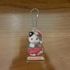 【赤ちゃんアクリルキーチェーン-いちご-】シルバニアファミリー　チャコールネコ