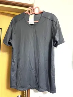 全新帶吊牌 M 碼 Uniqlo  وير乾速乾男裝 V 領 T 恤