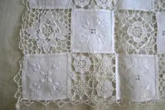 ヴィンテージ　手刺繍とタティングレース飾りのクロス　テーブルセンター　 長方形