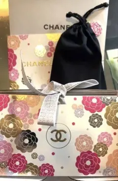 CHANEL 花柄ギフトボックス 限定チャーム，黒巾，メッセージカード着付き