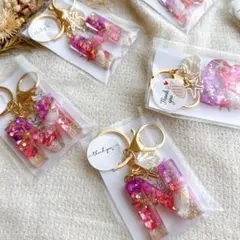 M イニシャルキーホルダー 白＆ドライフラワー レジンチャーム バッグ