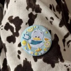 Sanrio刺繍缶バッジ　あひるのペックル