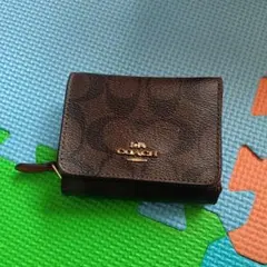 COACH シグネチャー 三つ折り財布 ブラウンのサムネイル
