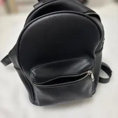 シンプルな黒いリュック