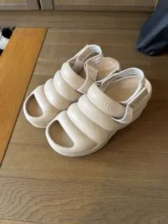 UGG 厚底サンダル