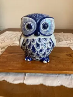 フクロウ 陶器製 置物 染付 青白 インテリア 縁起物 オブジェ 飾り台付き