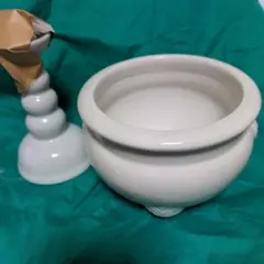 仏具、白い香炉お線香立てと白いロウソク立て