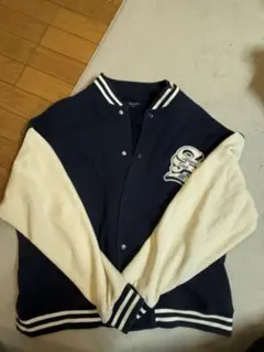 スタジャン ネイビーとクリーム色刺繍ロゴ