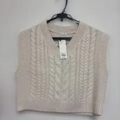 ケーブルニットベスト