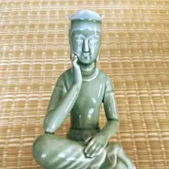 青く美しい弥勒菩薩像