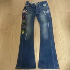 フレアジーンズ 複数パッチ付き ライトブルー