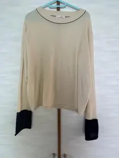 ベージュと黒の長袖トップス