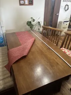 ブラウン木製ダイニングテーブル