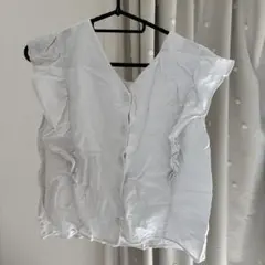 フリル付きホワイト半袖シャツ