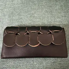 黒い長財布 立体的な円形パターン