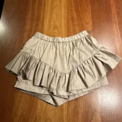 フリル付きベージュショートパンツ