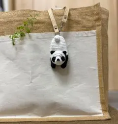パンダのキーリール付ストラップ　　あみぐるみ　かぎ針編み