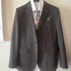 - スタイル: フォーマルスーツ