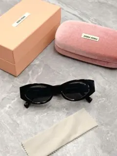 MIUMIUサングラス キャットアイ 黒×ゴールド 中古 美品 - メルカリ