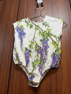 DOLCE&GABBANA ホワイトにパープルの花柄一目で違いがわかるロンパースのサムネイル