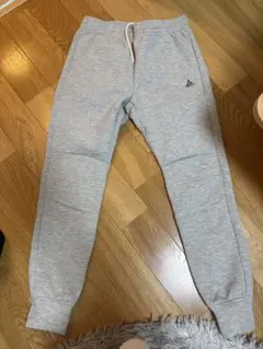 グレー