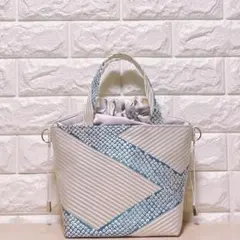 帯リメイク　絞り柄モダン刺繍　あおりポケット　ライトグレー巾着トート　2WAY