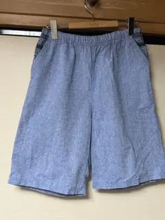 青いショートパンツ サイドポケット付き