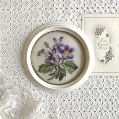 北欧スウェーデン ヴィンテージ雑貨　手刺繍（お花）額　額装Bのサムネイル