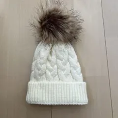 ケーブル編み ファー付きベビー帽子白