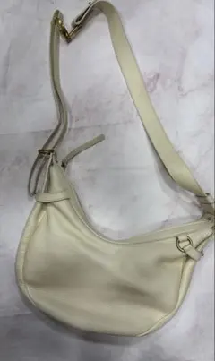 フェラガモ　シンプル　ショルダー　ガンチーニ　クリームホワイト