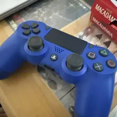 青いDualShock 4コントローラー