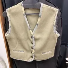 ベージュ スリーブレスベスト ボタン付き