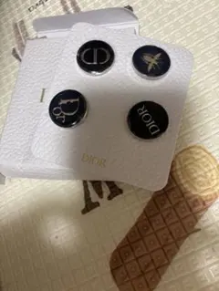 新品未使用 ノベルティーDior ロゴ入りピンバッジ4個セット
