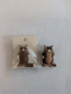 ダヤンDAYAN　猫の木製ブローチ２個セット