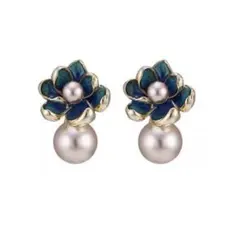 ピアス　花型　パールデザイン