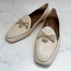 トリーバーチ フラットローファー レザー ロゴ チャーム アイボリー 25cm