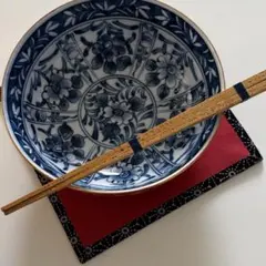 青い花柄と赤に金彩の菓子鉢と箸セット　大吉窯　染付金彩