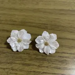 挙式　ホワイト花形ピアス