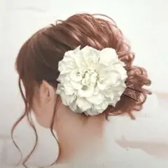 華やか☆*:.ダリアの髪飾り 白ホワイト 和玉・カスミ草ピンも追加できます