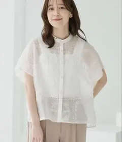 ハニーズ　バンドカラー 刺繍ブラウス