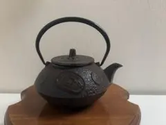 未使用、供箱、栞付　南部及鉄鋳造所宝鉄堂　及川栄喜(二代目鉄)造　花鳥図　花瓶 未使用、供箱、栞付 南部及鉄鋳造所宝鉄堂 及川栄喜(二代目鉄)造 花鳥