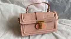 クロコダイル風ピンクハンドバッグ