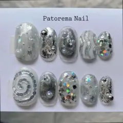 個性派ネイル y2k シルバー キラキラ うねうね