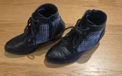 黒とチェック柄のブーツ・ブーティ