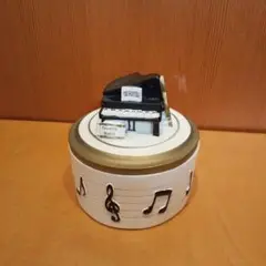 ピアノと音符でアレンジされた小物入れ