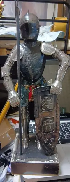 騎士　西洋　甲冑　兜　中世ヨーロッパ　チェコ　プラチスラバ　ピシュチェ城　立像 Amazon.co.jp: 騎士 西洋 甲冑 兜 中世ヨーロッパ チェコ