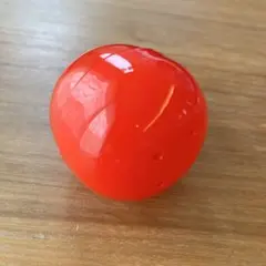 赤色プラスチックカプセル