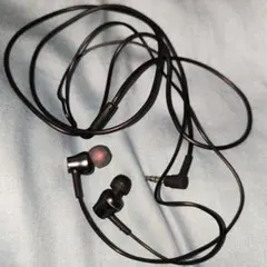 黒い有線イヤホン 3.5mmジャック