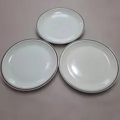 クリーム色のストライプ付き皿3枚セット