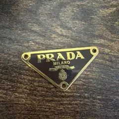 PRADA トライアングル ロゴ プレート チャーム ゴールド